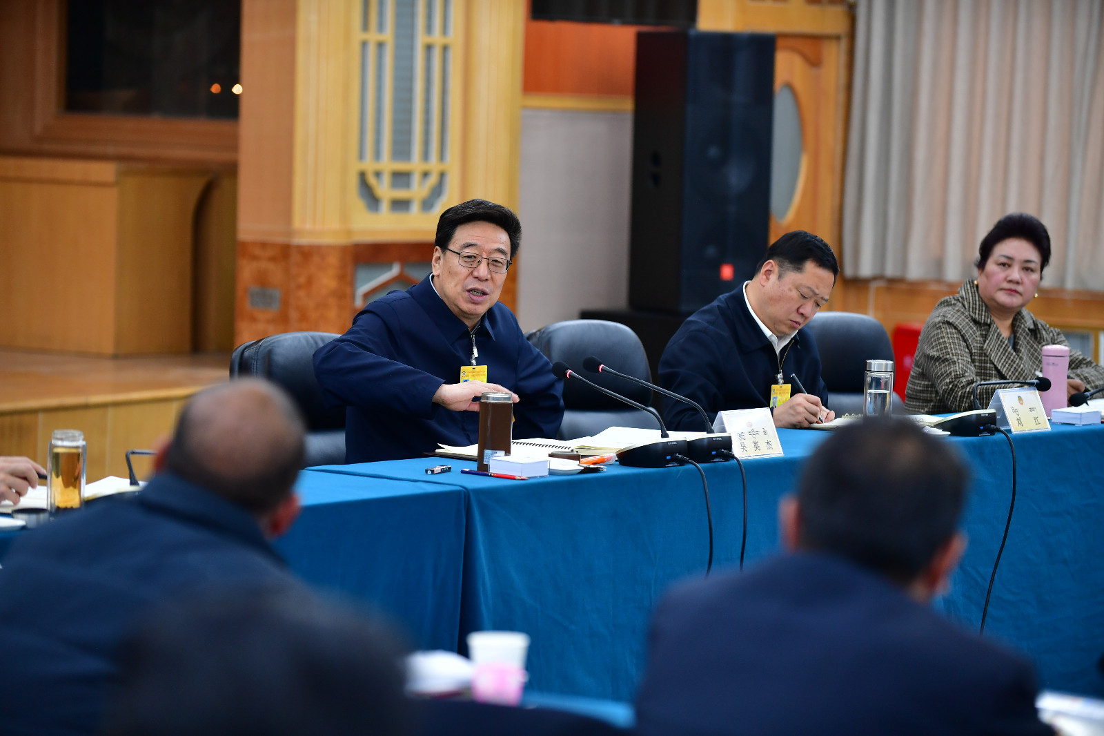 吴英杰参加区政协十一届二次会议民族界小组讨论