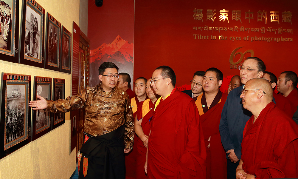 十一世班禅参观“废奴丰碑——西藏民主改革60周年特展”