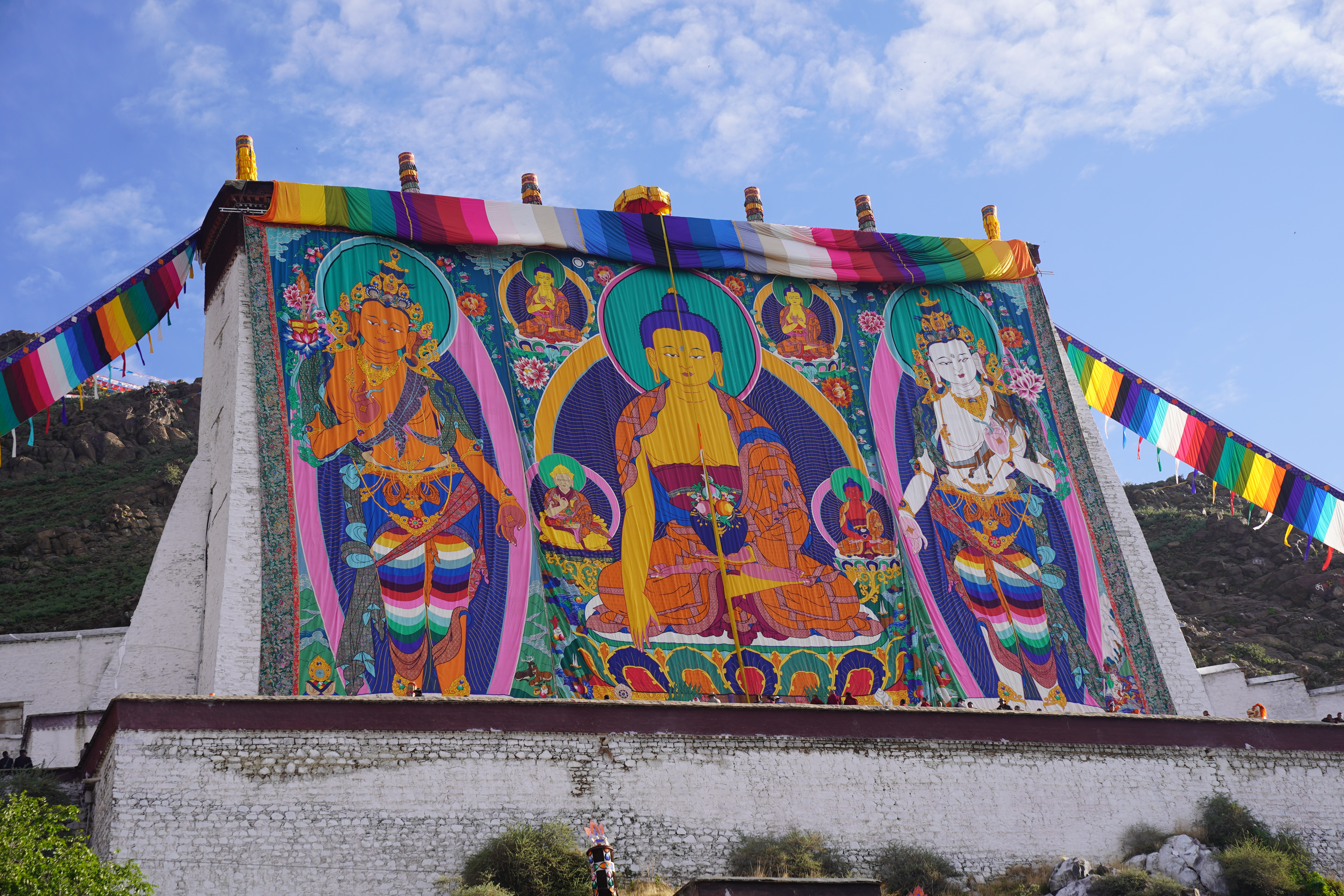 西藏扎什伦布寺举行展佛活动