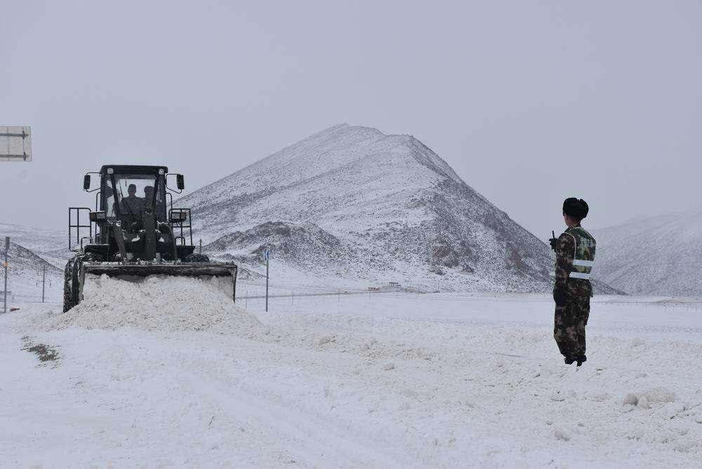 天降大雪 武警官兵连续奋战川藏线保畅通