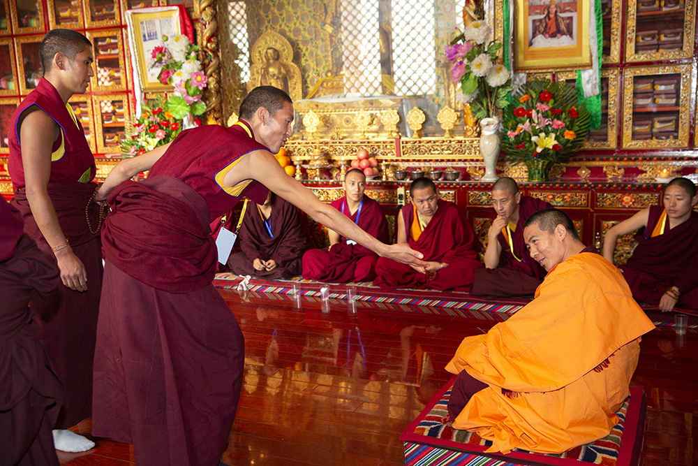 直击现场|藏传佛教第十六届“拓然巴”高级学衔辩经考试进行中