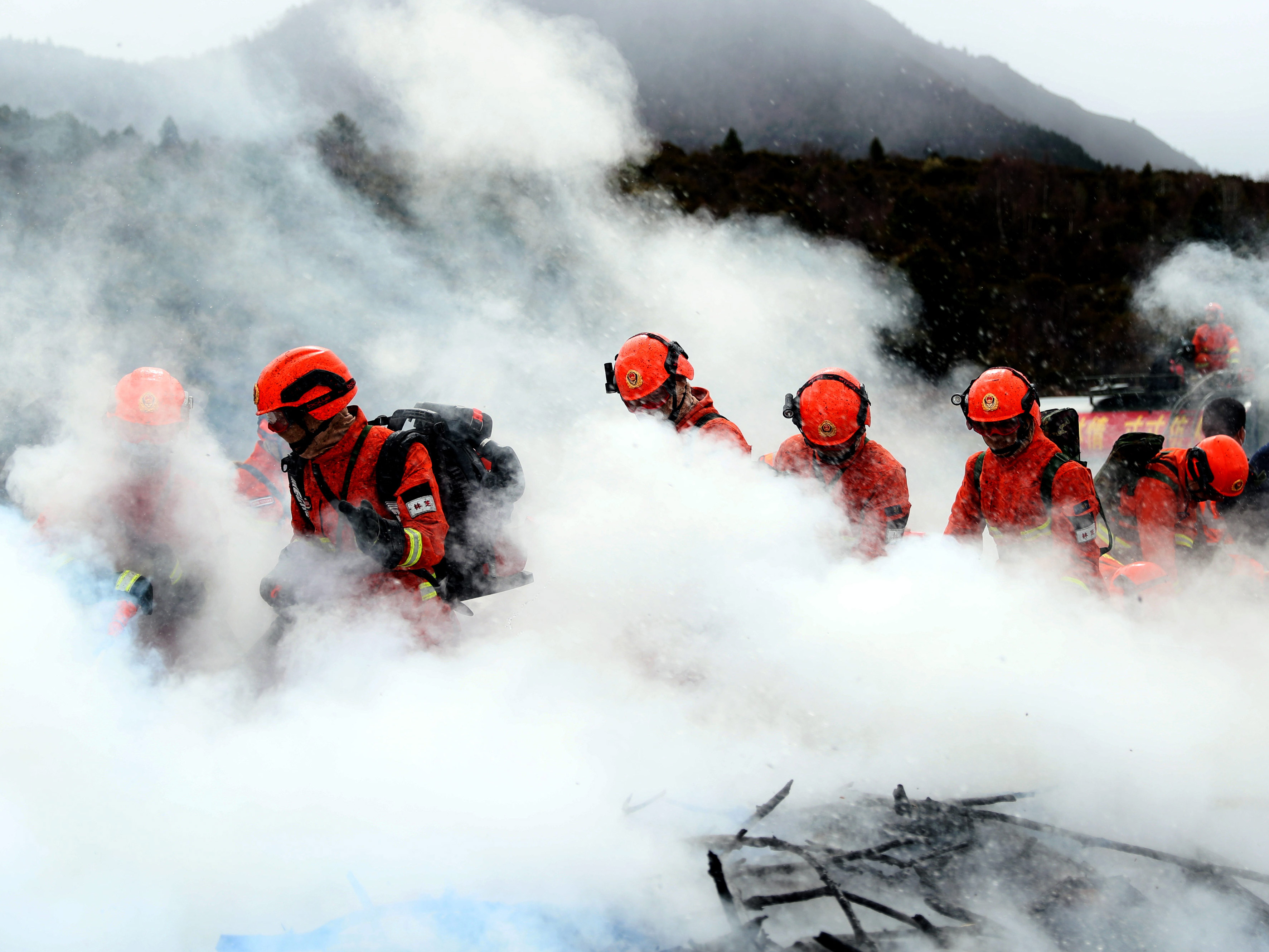 西藏林芝市巴宜区100余人开展森林火灾处置综合演练