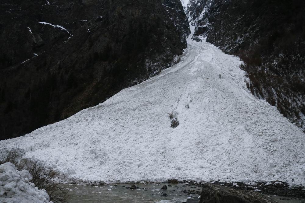 川藏线雪崩850余辆车滞留 武警紧急抢通 全部脱险