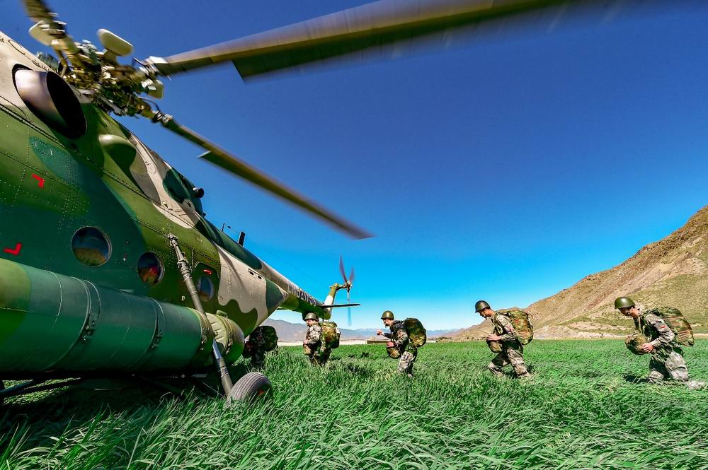 帅！西藏军区高原首次成建制伞降训练 提升部队立体攻防能力