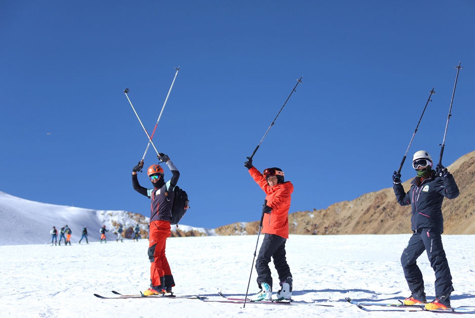 西藏首届滑雪登山邀请赛30日开赛 运动员赛前适应性训练