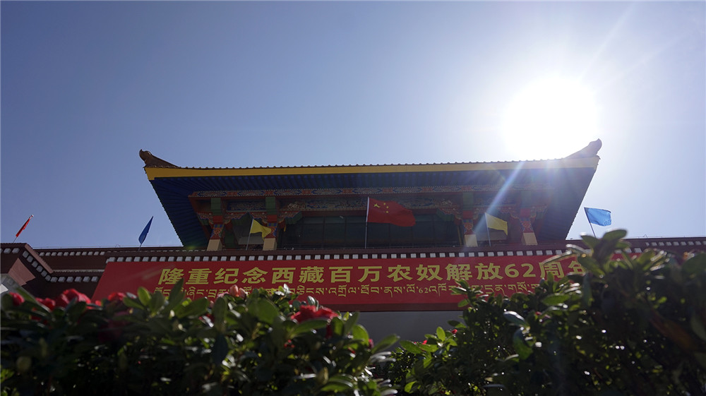 市民游客有序参观西藏百万农奴解放纪念馆