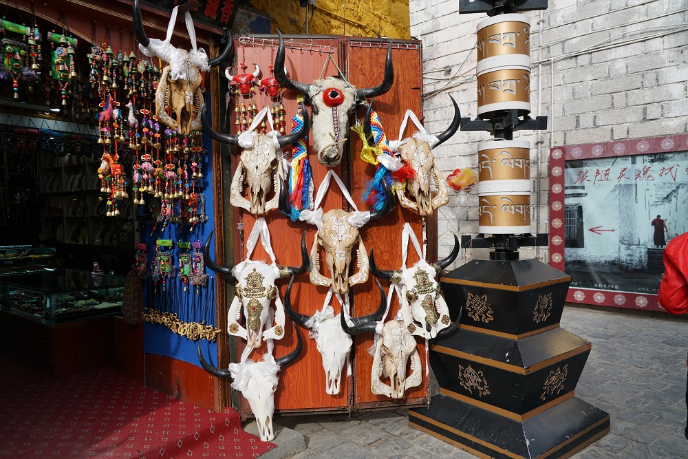 八廓街边的小小店铺，展现着藏文化的生机与活力