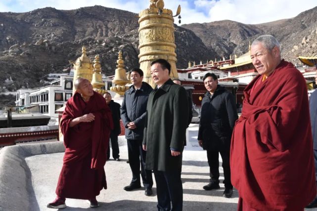 全面贯彻党的宗教工作方针政策 积极推进藏传佛教中国化 引导藏传佛教与社会主义社会相适应