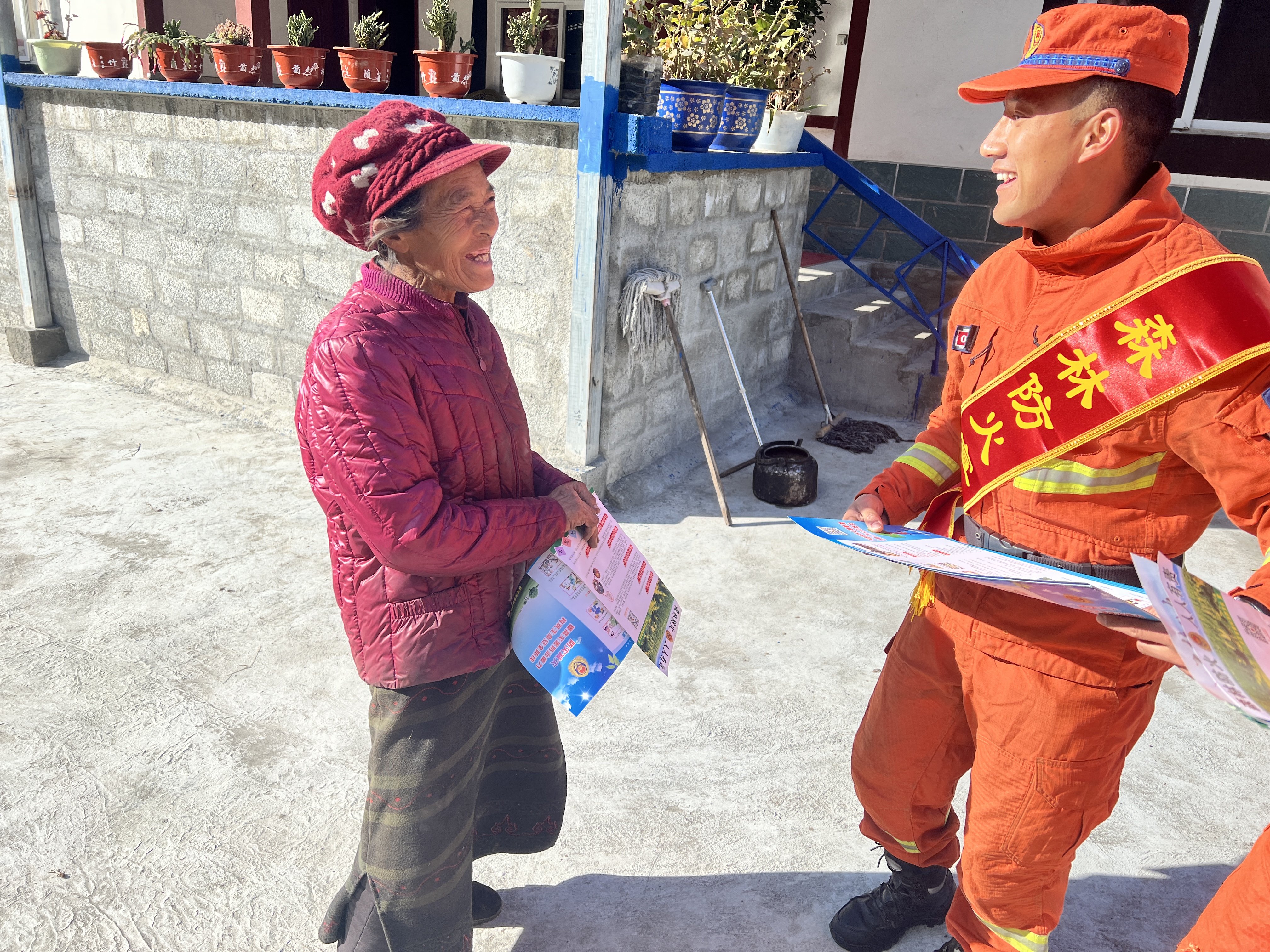 森林防火进行时丨西藏察隅县森林消防员积极开展防火宣传活动