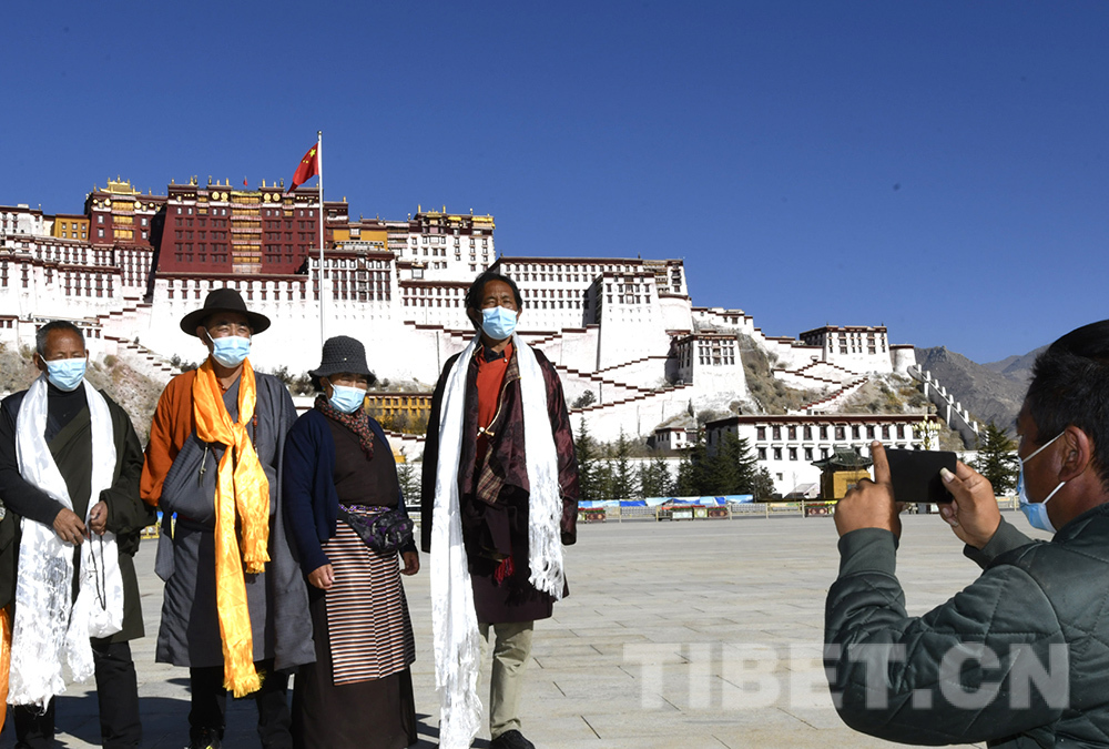 实拍：西藏拉萨细化疫情防控措施 布达拉宫广场等公共场所正常开放