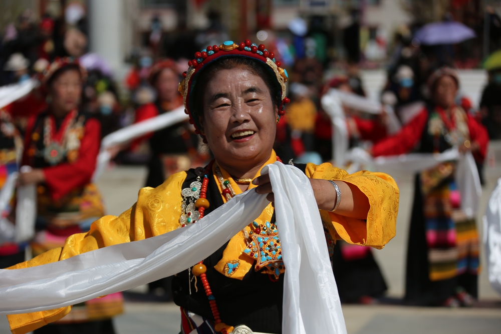 西藏日喀则：珠峰儿女齐欢唱 载歌载舞庆新生