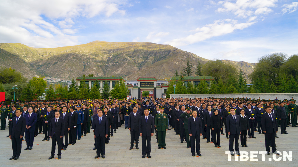西藏自治区举行烈士纪念日向烈士敬献花篮仪式