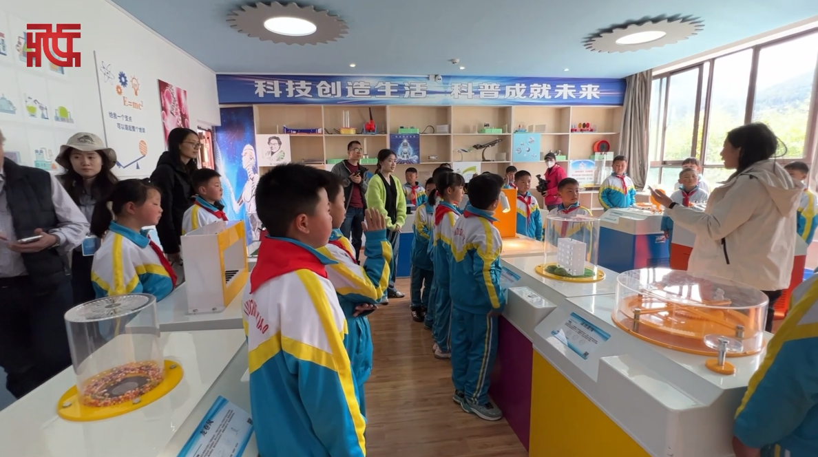 参访当地小学 体验藏族文化 多国驻华大使及外籍人士西藏林芝行（三）