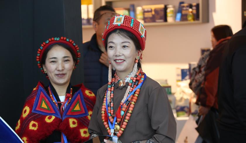 藏博会里的民族服饰“秀”