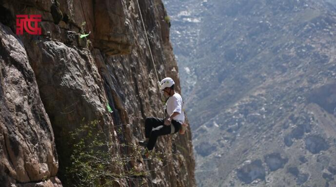 西藏首次攀岩自然岩壁公开赛在拉萨举行