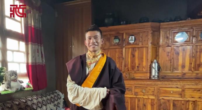 【“趣”看西藏】速来围观！藏族帅哥教你正确穿藏装 