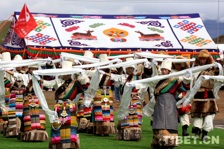 西藏：昂仁县第二届桑桑赛马暨唐东文化旅游推介会开幕