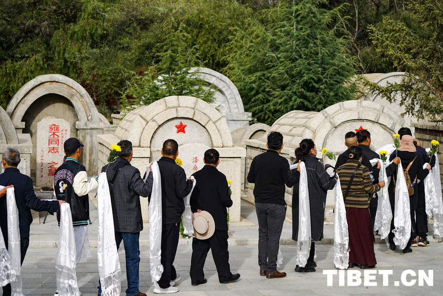 西藏自治区举行烈士纪念日向烈士敬献花篮仪式