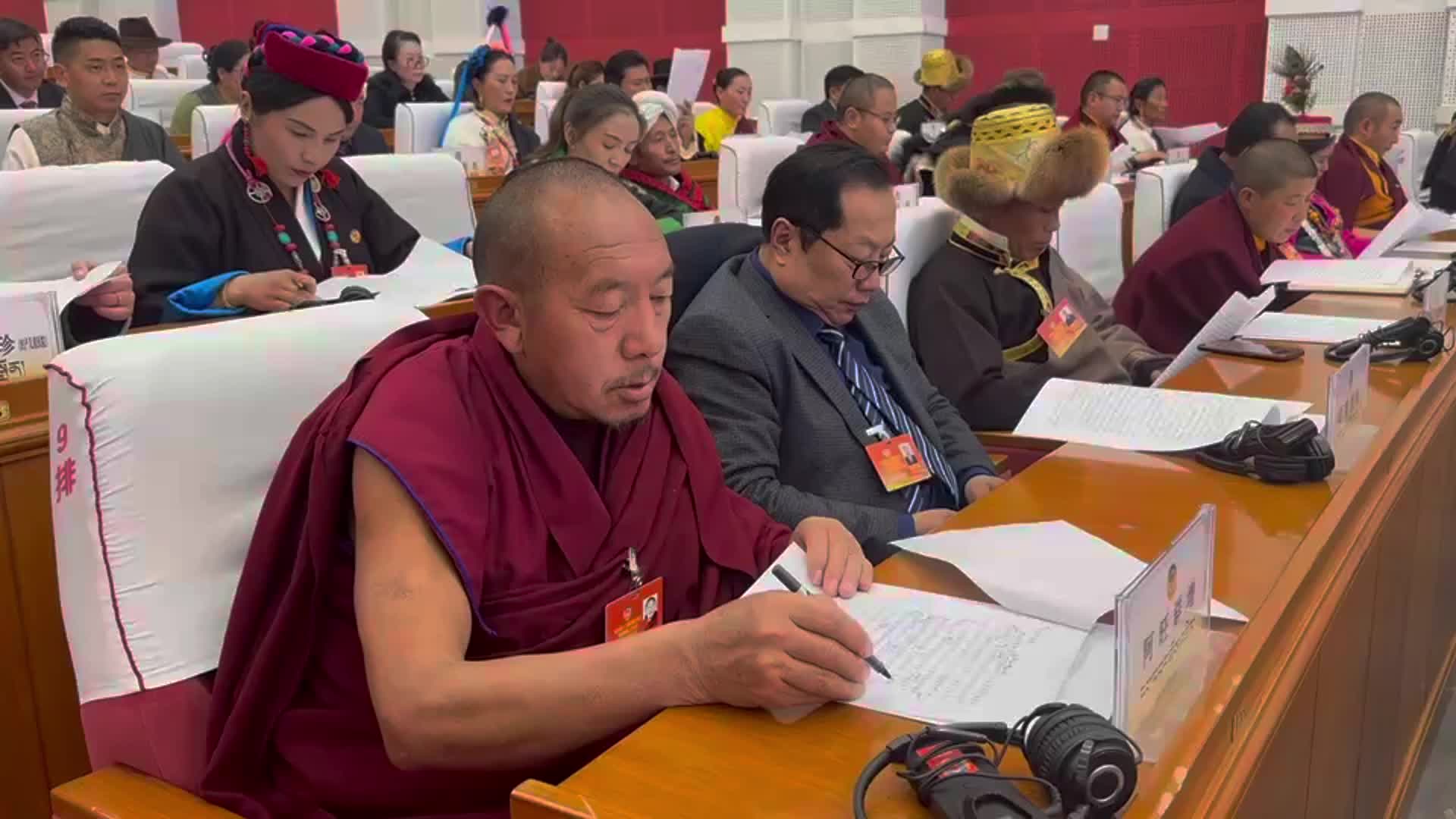 西藏政协委员吉美慈仁：我们作为宗教界人士，也是中华人民共和国的公民