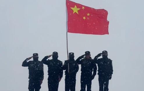 西藏戍边民警在风雪中巡逻踏查