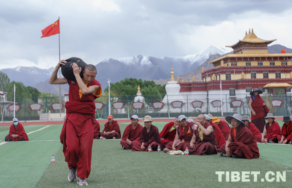 西藏佛学院学员畅享运动乐趣