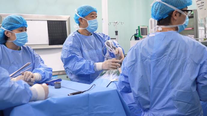 “同心共铸 情暖甘孜”首都微创脊柱外科专家张西峰带队在甘孜州成功开展手术