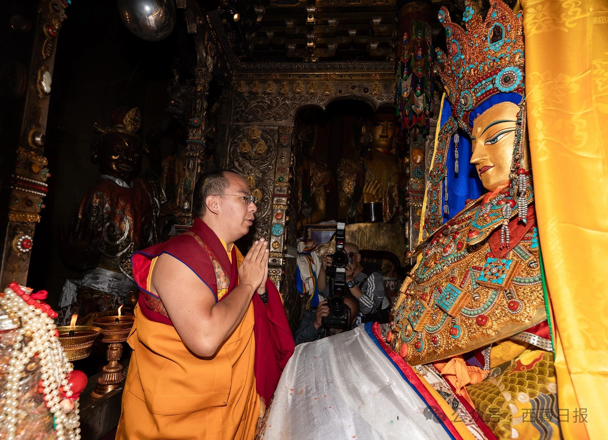 班禅额尔德尼·确吉杰布在佛协西藏分会日常履职办公并在拉萨开展佛事活动
