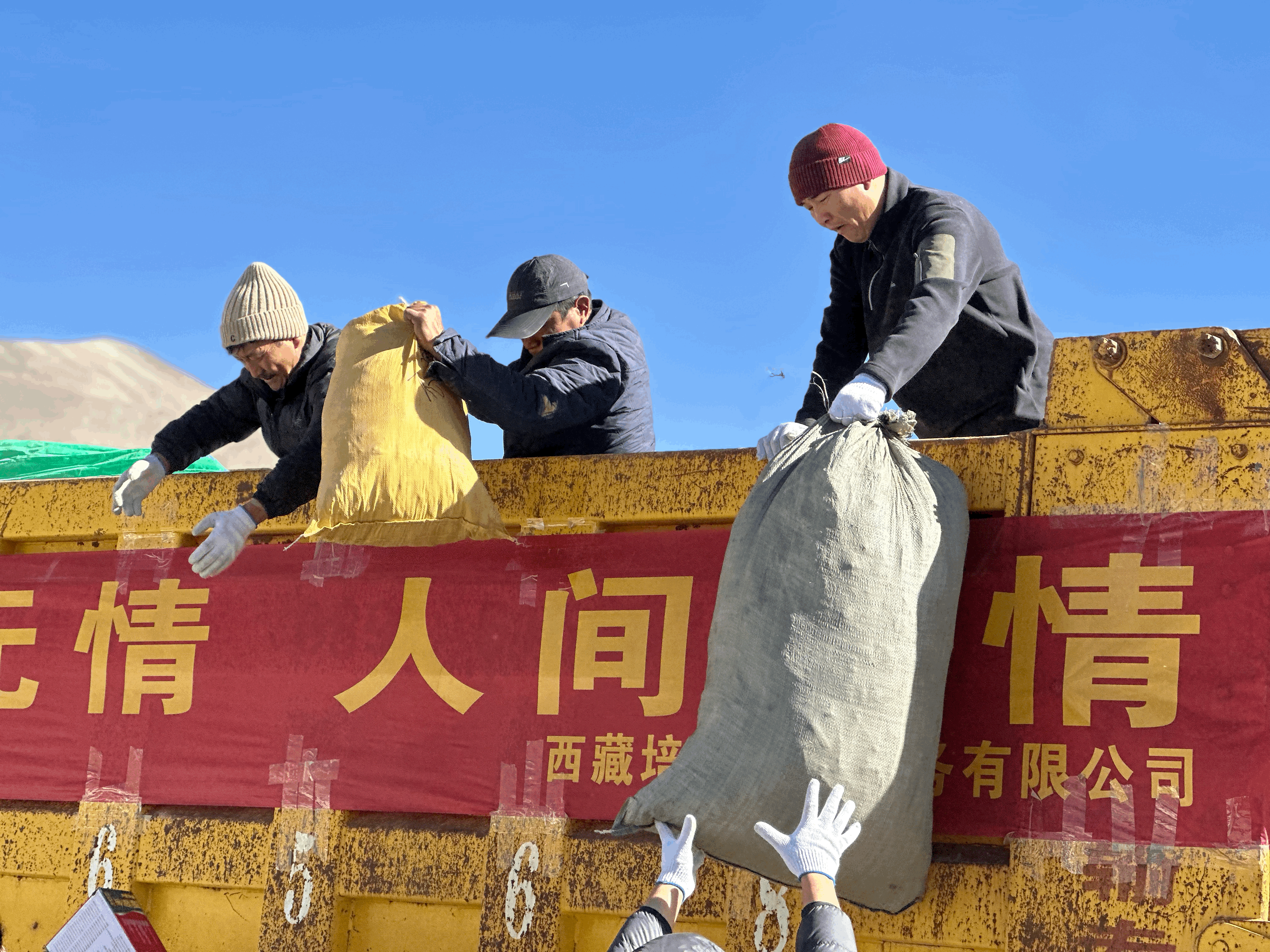 探访西藏定日县震后安置点