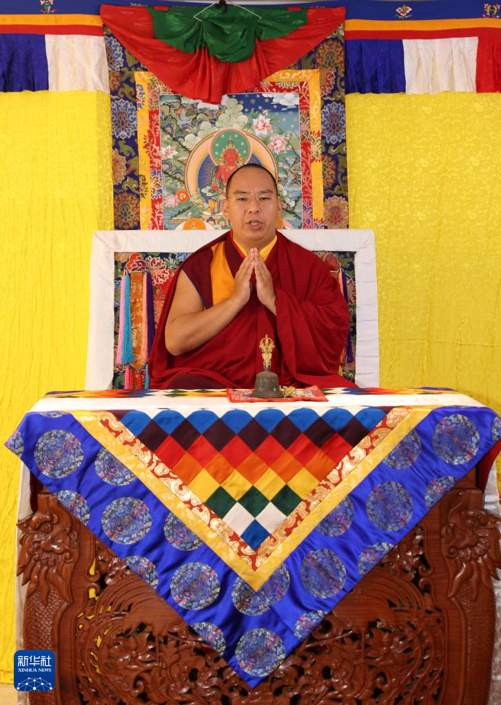 པཎ་ཆེན་མཆོག་གིས་གནོད་ཐེབས་ས་ཁུལ་ལ་ཐུགས་སྨོན་སྐྱབས་འཇུག་མཛད་པ།