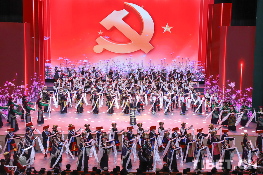 西藏农牧民以火热歌舞礼赞幸福时代