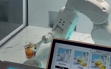 【第一现场】怒赞！记者体验机器人冰激凌