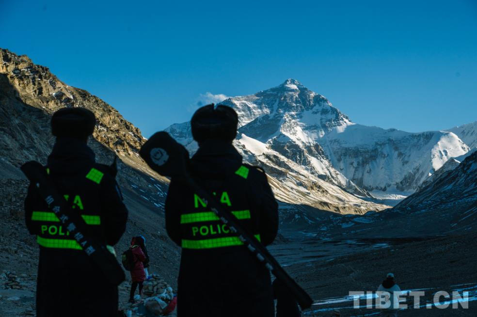 藏蓝映珠峰 铁肩护安宁
