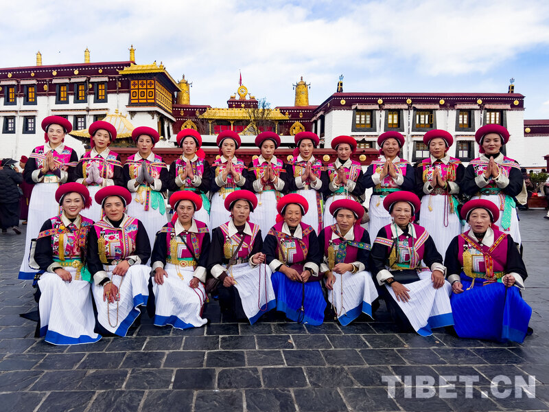 云南迪庆藏族服饰成为八廓古街亮眼风景
