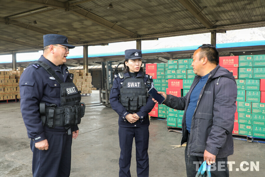 藏历新年将至 拉萨西货场派出所民警守护年货忙