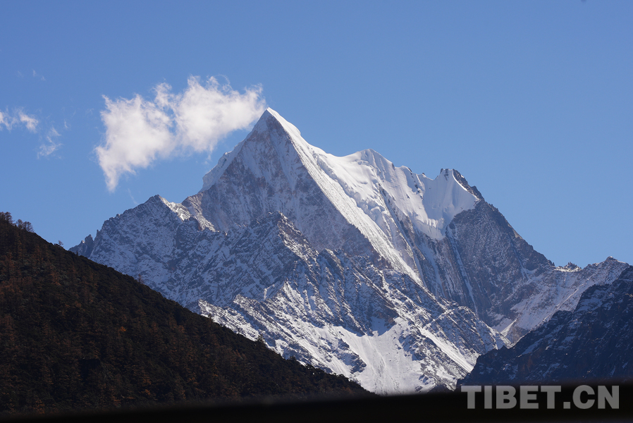 稻城亚丁的壮美雪山