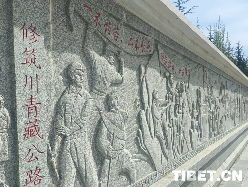 拉萨市民赴烈士陵园祭奠英烈