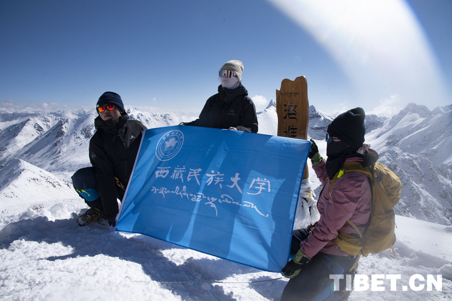 160余名登山爱好者成功登顶洛堆峰