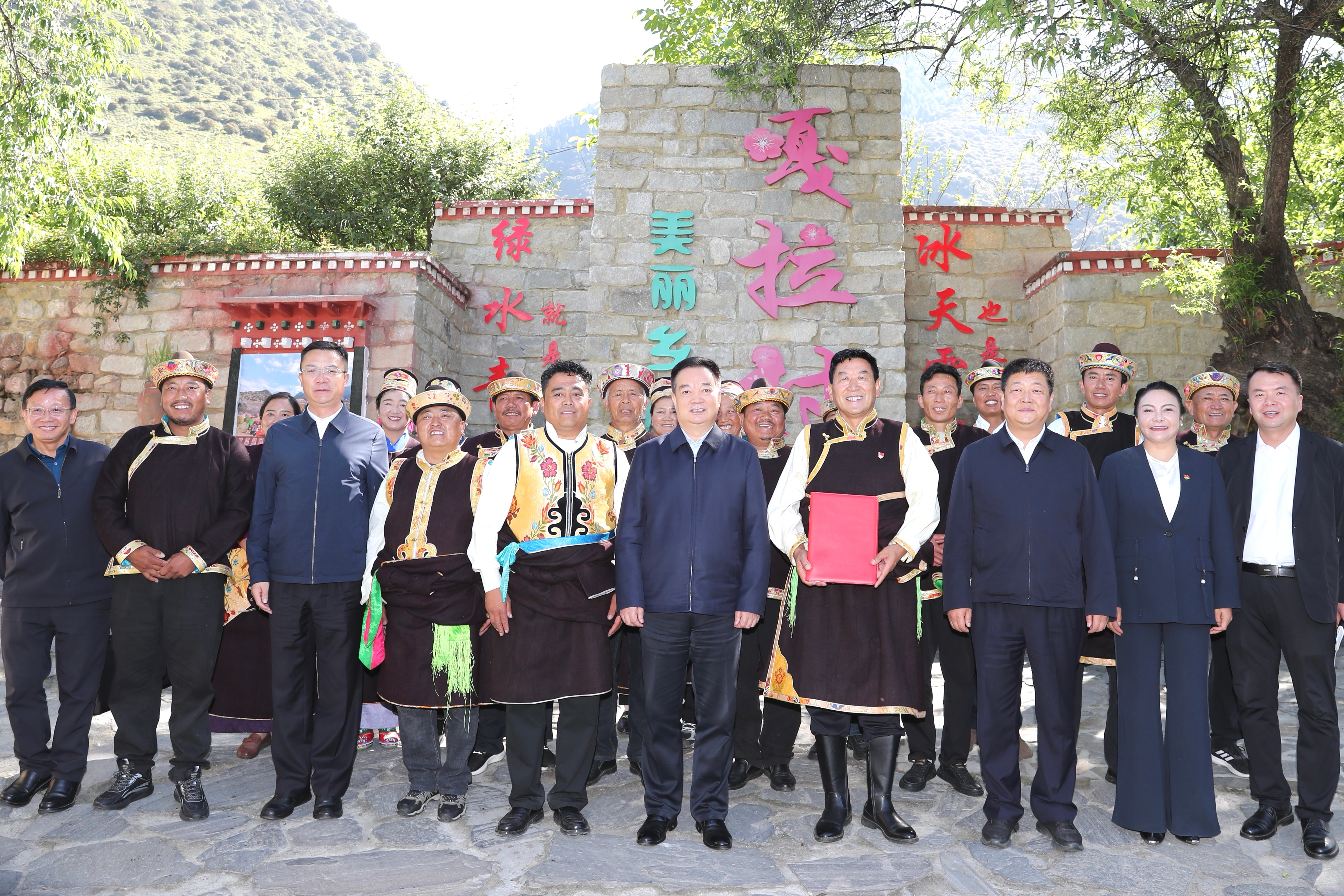 譜寫民族團結進步事業新篇章——習近平總書記給西藏林芝嘎拉村村民回信激勵各族干部群眾堅定不移跟黨走、同心攜手共奮進