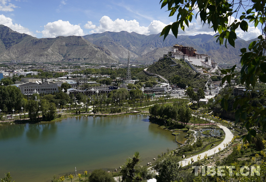 拉萨新建团结公园开园：人文古迹与自然景致相映成趣