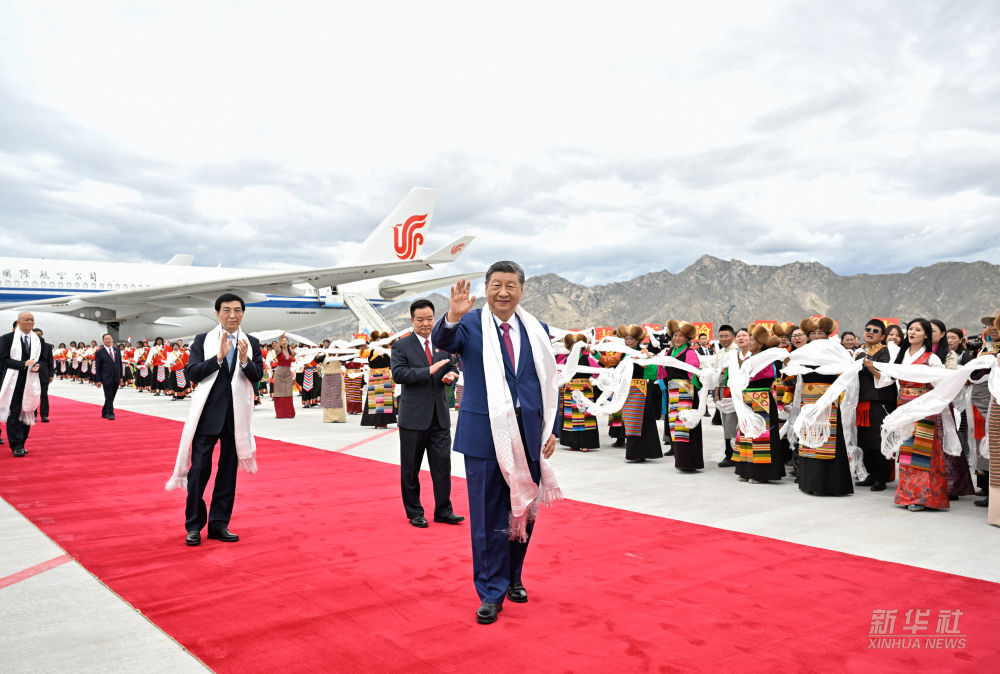 现场图集丨习近平率中央代表团抵达拉萨出席西藏自治区成立60周年庆祝活动