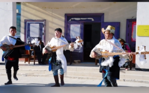 日喀则农事新年初二：玉托村年轻村民弹唱堆谐庆佳节