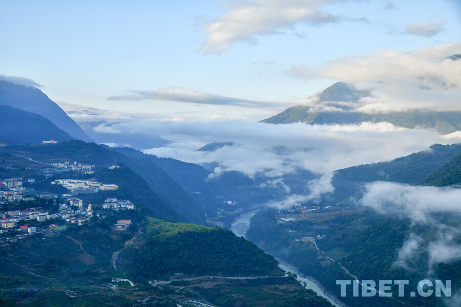 在“莲花秘境”墨脱观赏“天空之海”