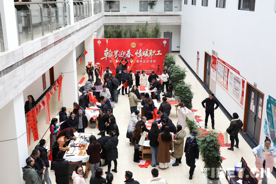 西藏：书法家进企业送“福”迎新年
