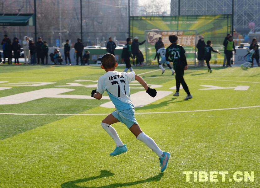 京藏少年绿茵会友 共逐足球梦