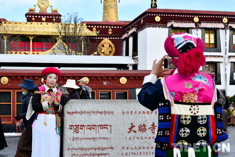 迪庆藏族服饰成为八廓古街亮眼风景