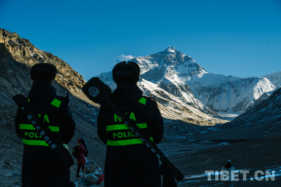 藏蓝映珠峰 铁肩护安宁