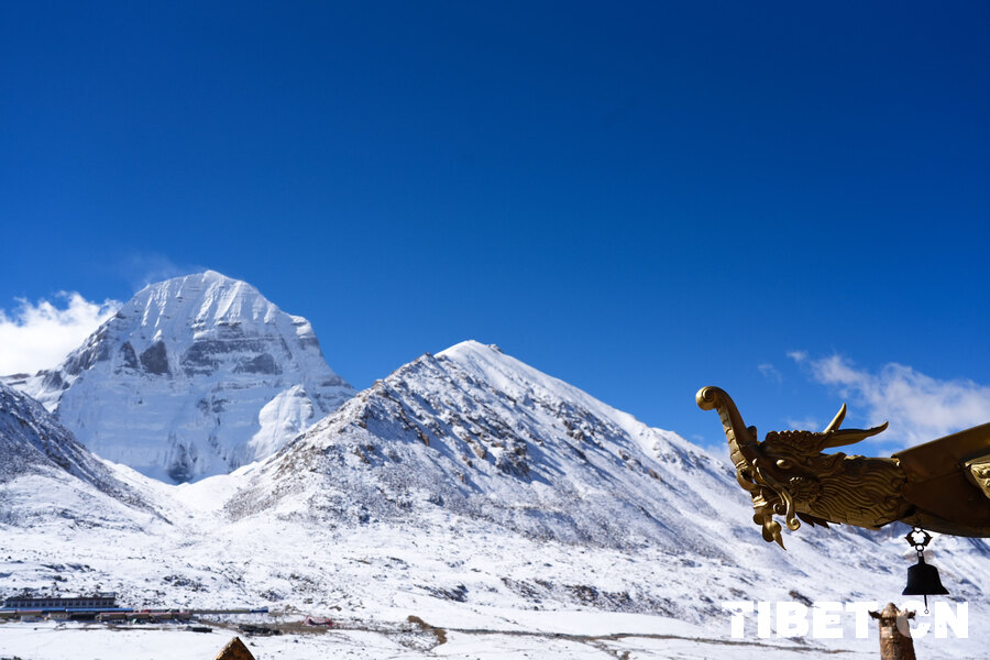 仰望冈仁波齐：雪域神山巍峨矗立