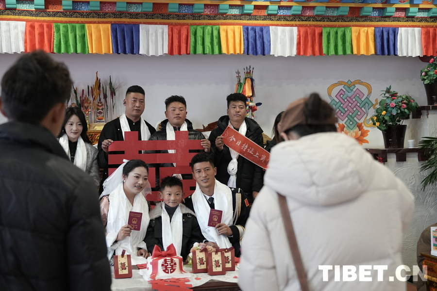 【新春走基层】情定雪域情人节，拉萨百余对新人领证开启幸福新篇