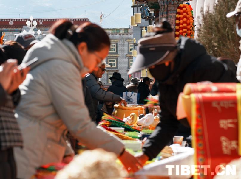 【新春走基层】双节临近 拉萨年货市场购销两旺