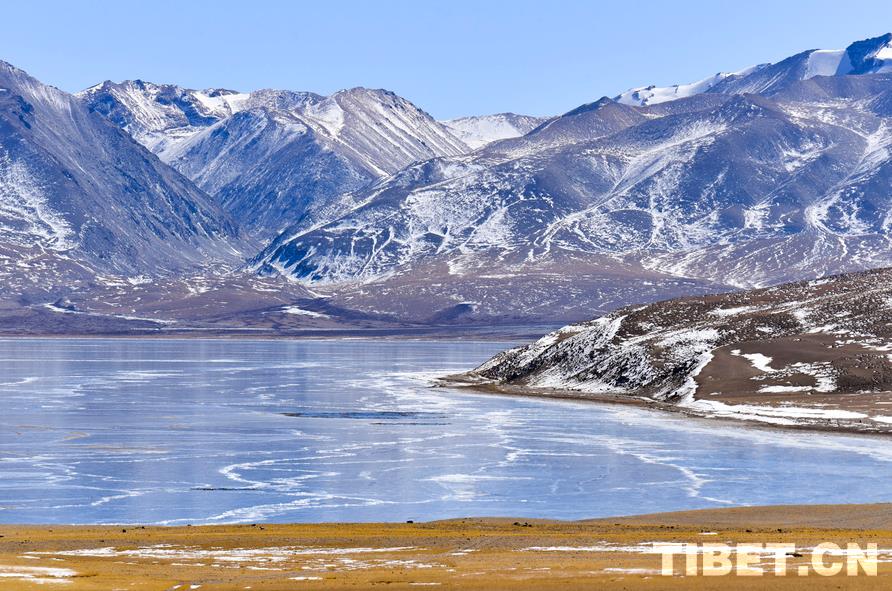 玛旁雍错的冬日“冰蓝”